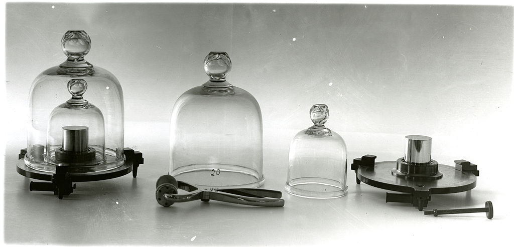 A photo of the kilogram standard encased in a glass jar.