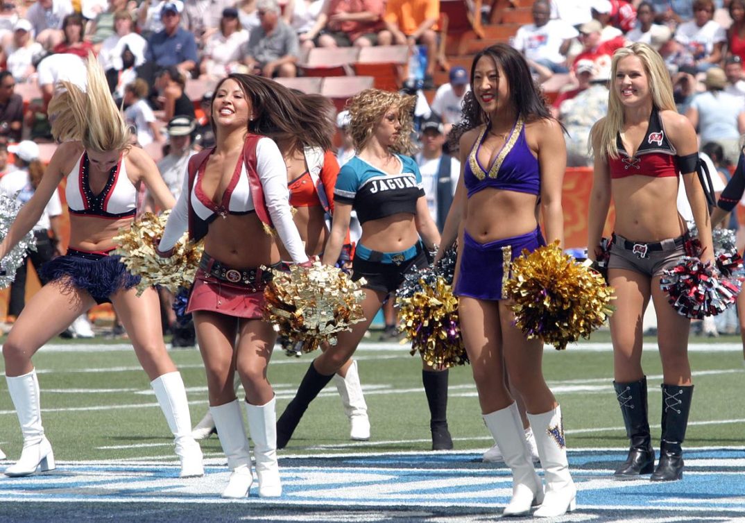 Photo of cheerleaders performing at the 2006 Pro Bowl
