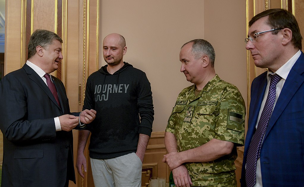 Image of Arkady Babchenko speaking with politicians.