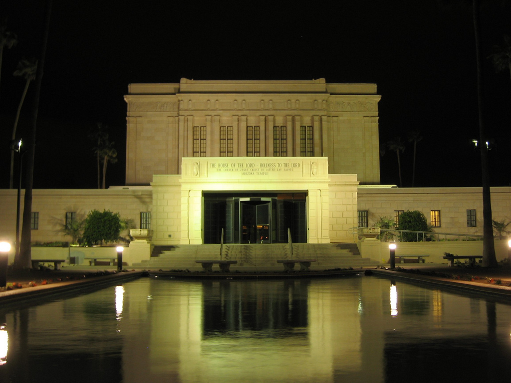 Photograph of the Church of the Jesus Christ of Latter-Day Saints temple at night
