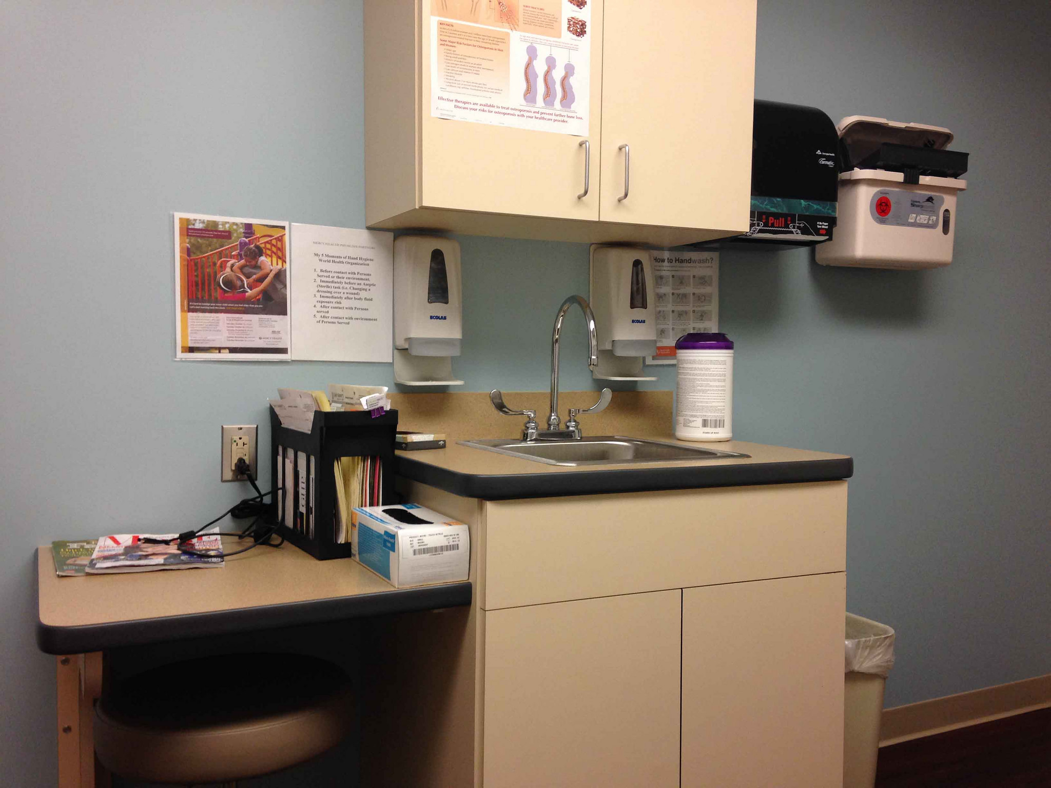 Photograph of an exam room in a doctor's office