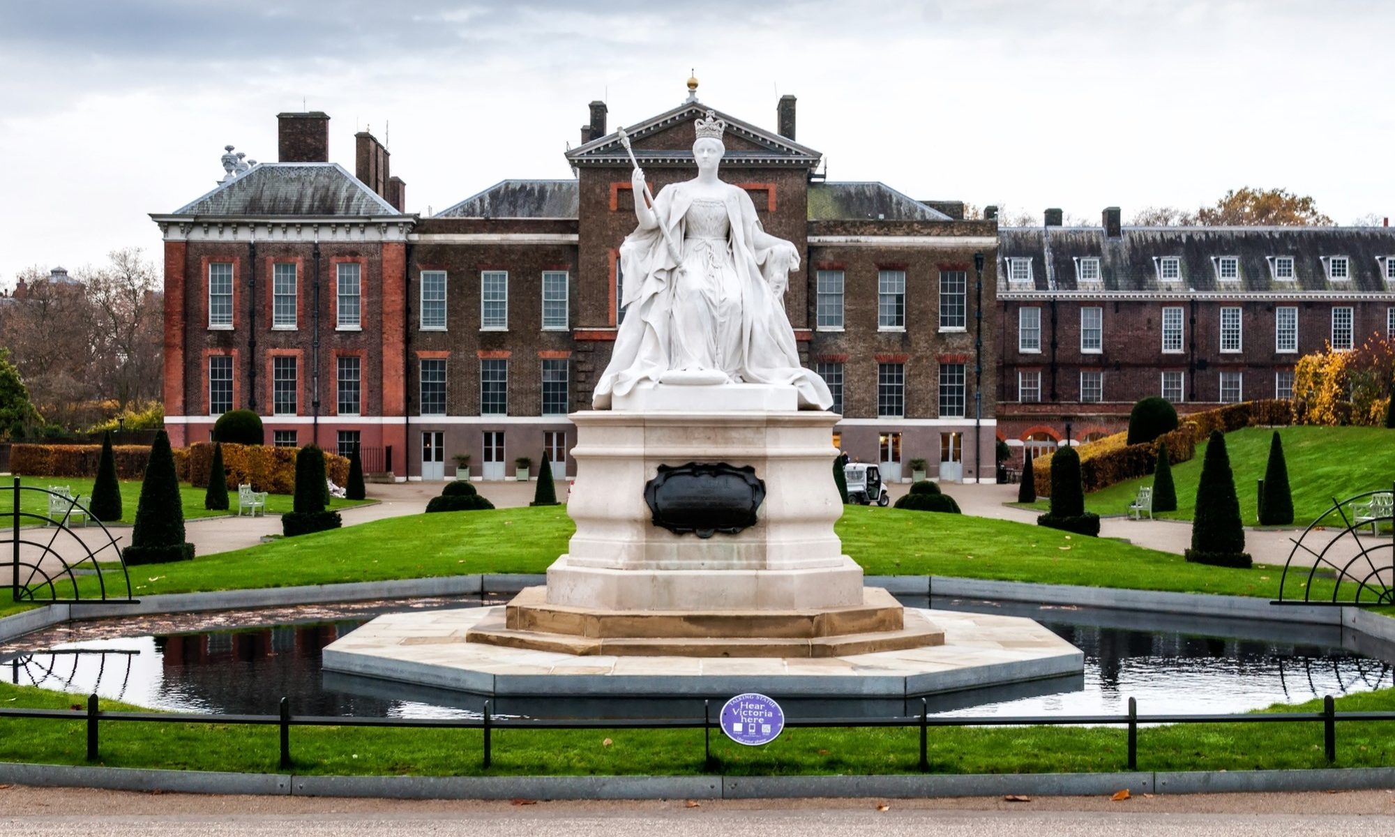 photograph of Queen Victoria statue at Kensington Palace