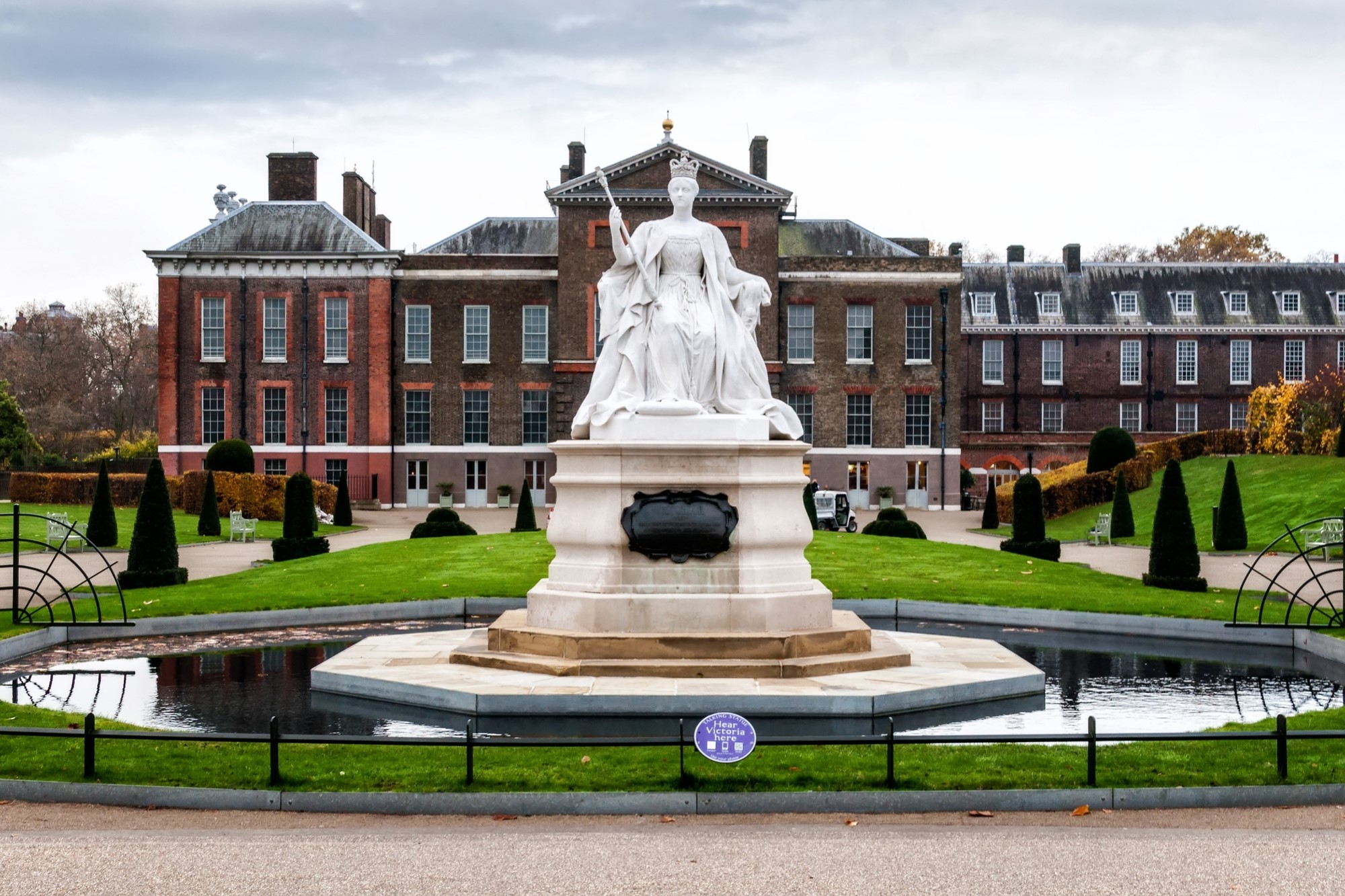 photograph of Queen Victoria statue at Kensington Palace