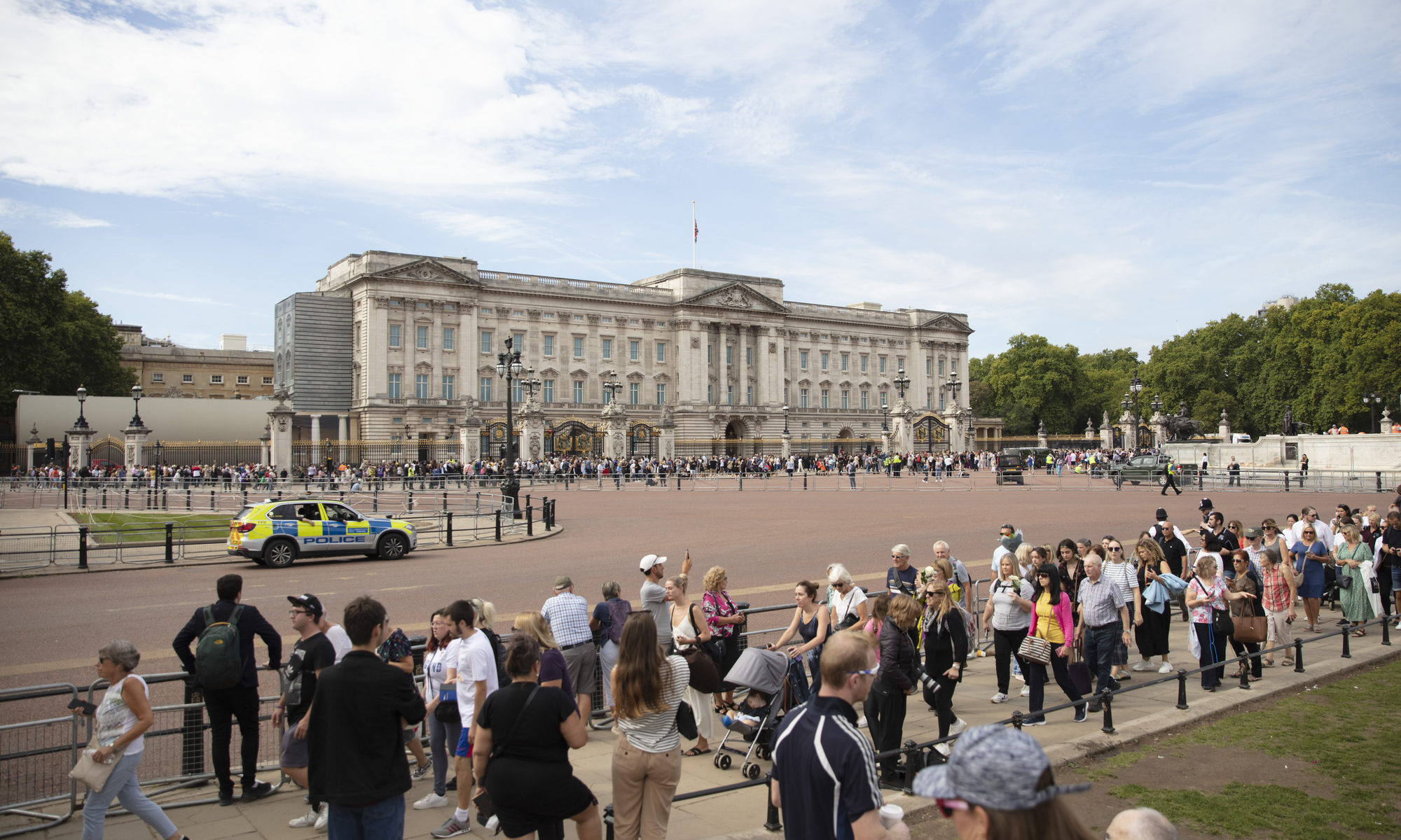 photograph of queue in front of Buckingham Palace