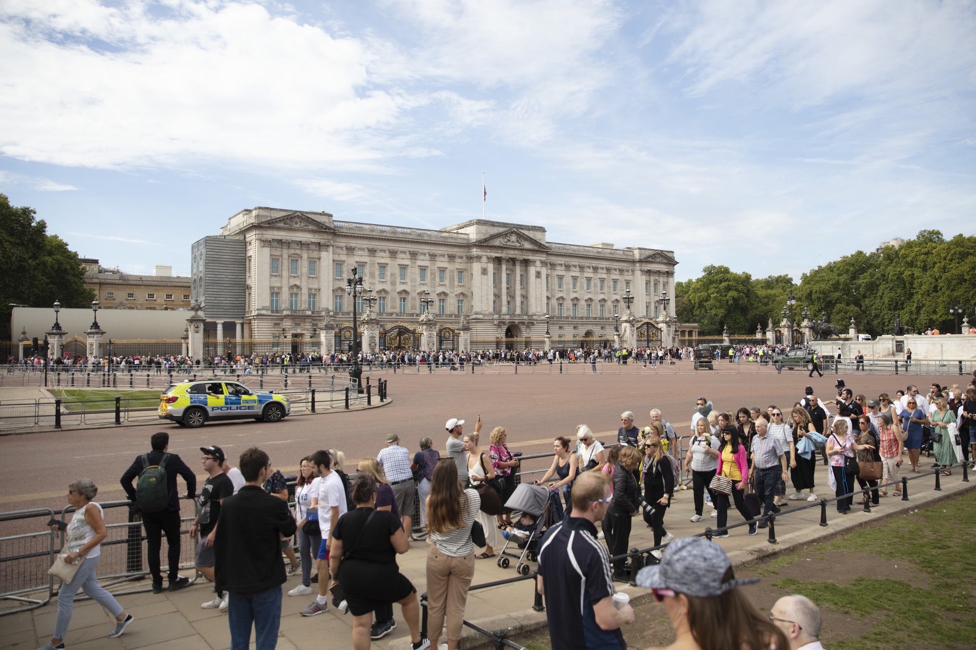 photograph of queue in front of Buckingham Palace