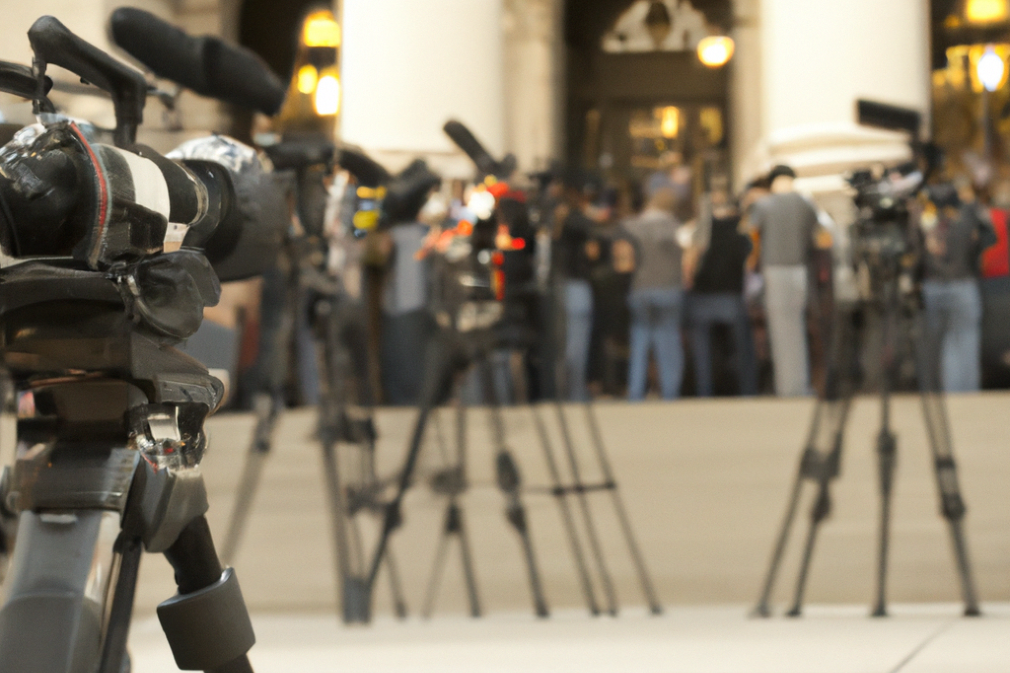 news cameras on courthouse steps